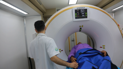 寧波援疆醫(yī)生把診室搬到了村民的家門口 移動CT車